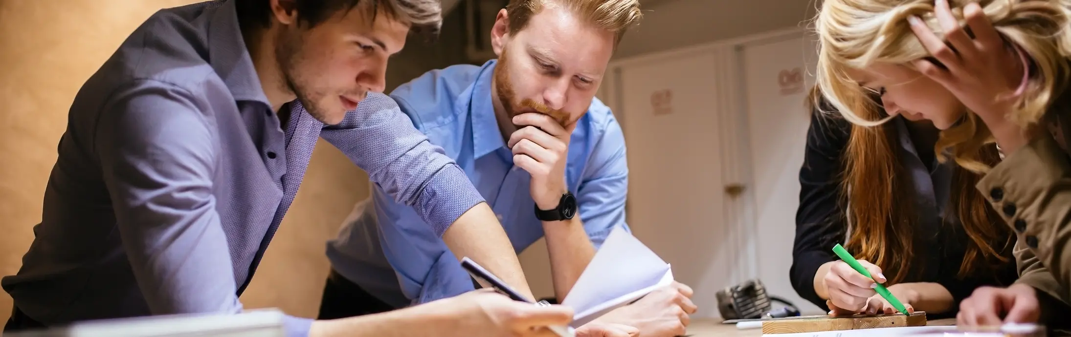 Un grup de 4 colegi care studiază câteva documente împreună